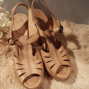 NWOT Frye Sandals